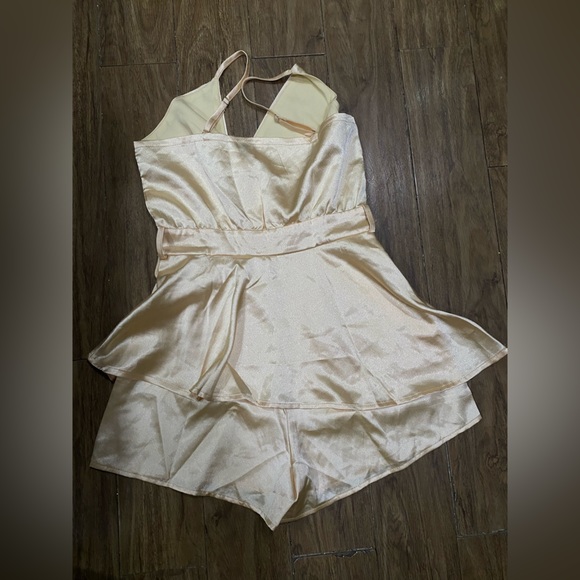 V neck satin romper - Picture 4 of 5